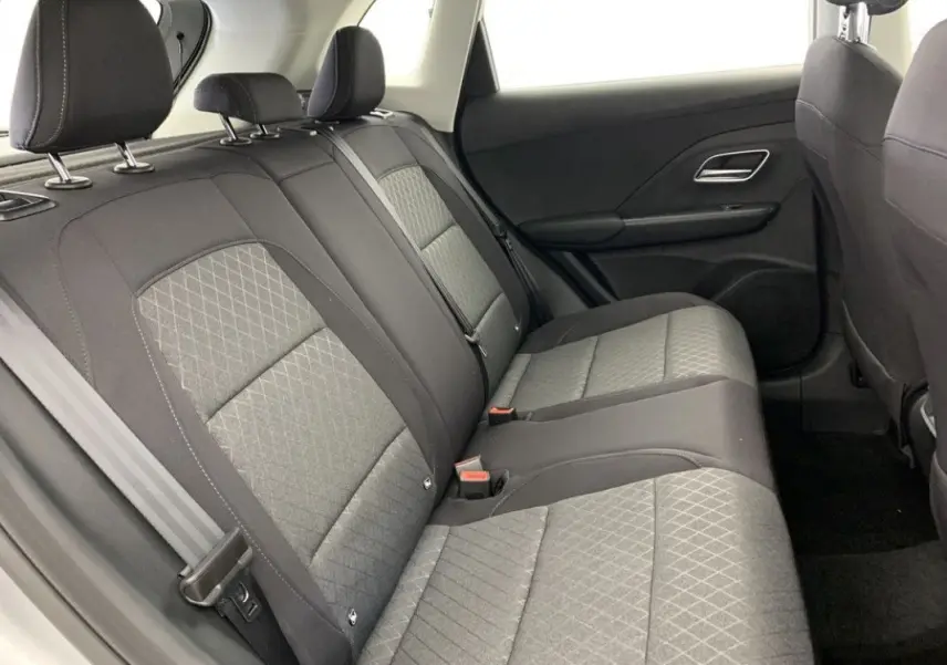 Vue intérieure de la banquette arrière du MG ZS 1.5 L HYBRID+ 197CH 2026, sièges tissu gris à motifs losanges.