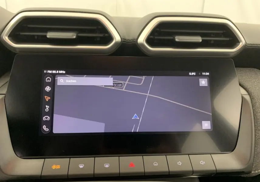Écran tactile central avec navigation GPS et commandes tactiles sous les aérateurs hexagonaux du MG ZS Cosmic Silver 2026.