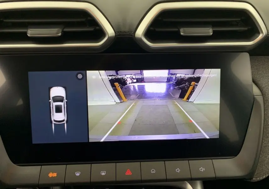 Écran central du MG ZS 1.5 L Hybrid+ 2026 montrant la caméra de recul et l'affichage 3D du véhicule en blanc.