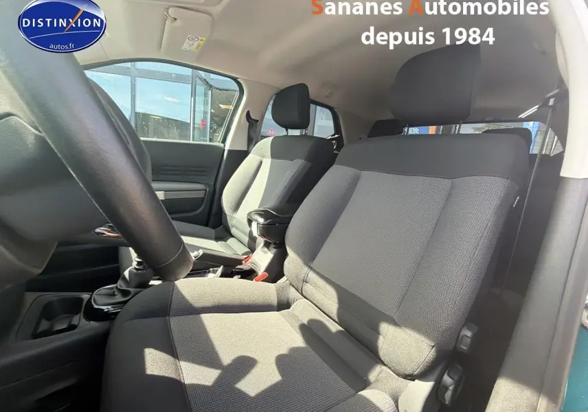 Vue intérieure côté conducteur du Citroën C4 Cactus 2020, sièges tissu gris et volant en croûte de cuir.