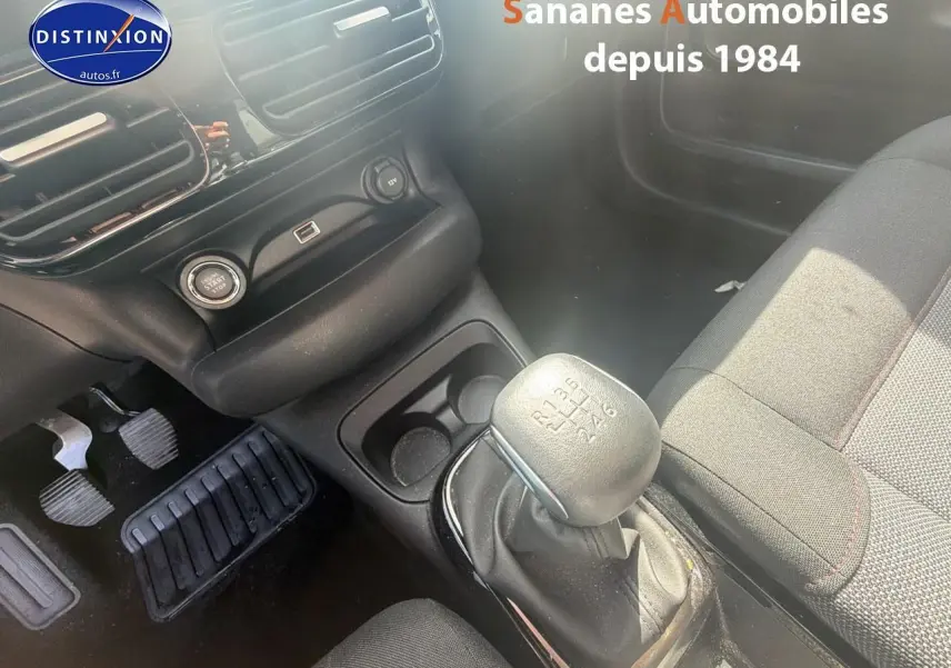 Vue intérieure rapprochée du levier de vitesses manuel et siège avant droit du Citroën C4 Cactus bleu métal 2020.