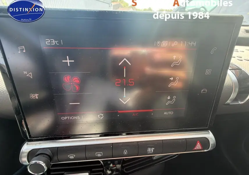 Écran tactile central de la Citroën C4 Cactus 2020 affichant la climatisation, vue intérieure rapprochée.