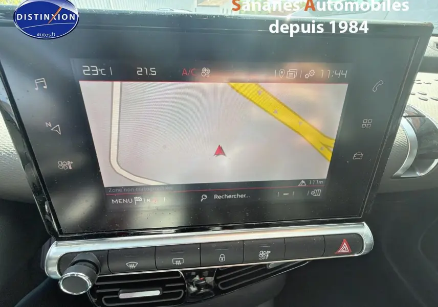 Écran tactile central avec navigation affichée dans l’habitacle d’une Citroën C4 Cactus bleu métal de 2020.