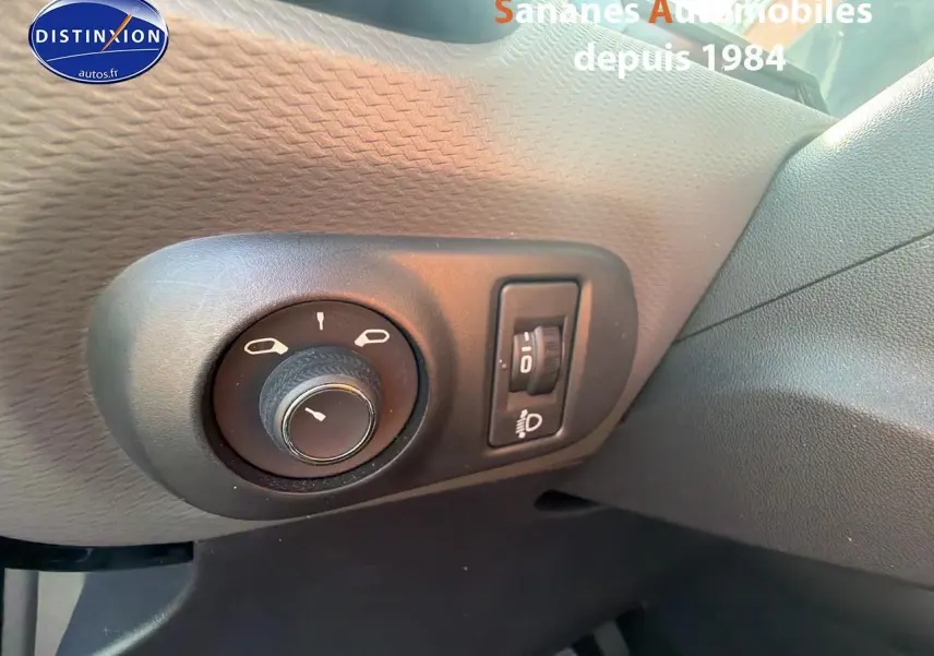 Gros plan sur les commandes d’éclairage et réglage des phares côté gauche de la planche de bord du Citroën C4 Cactus.