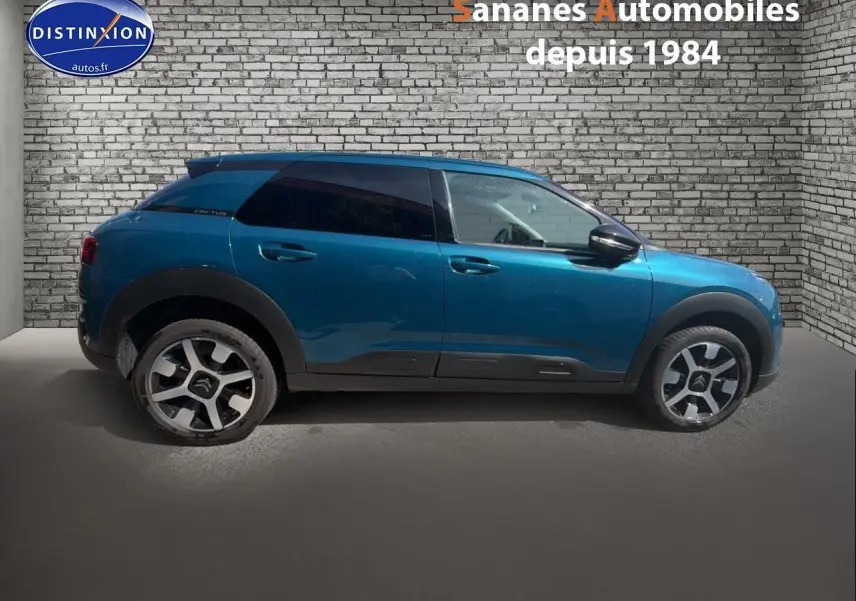 Profil côté gauche d'une Citroën C4 Cactus bleu métal 2020 avec jantes alliage et vitres teintées.
