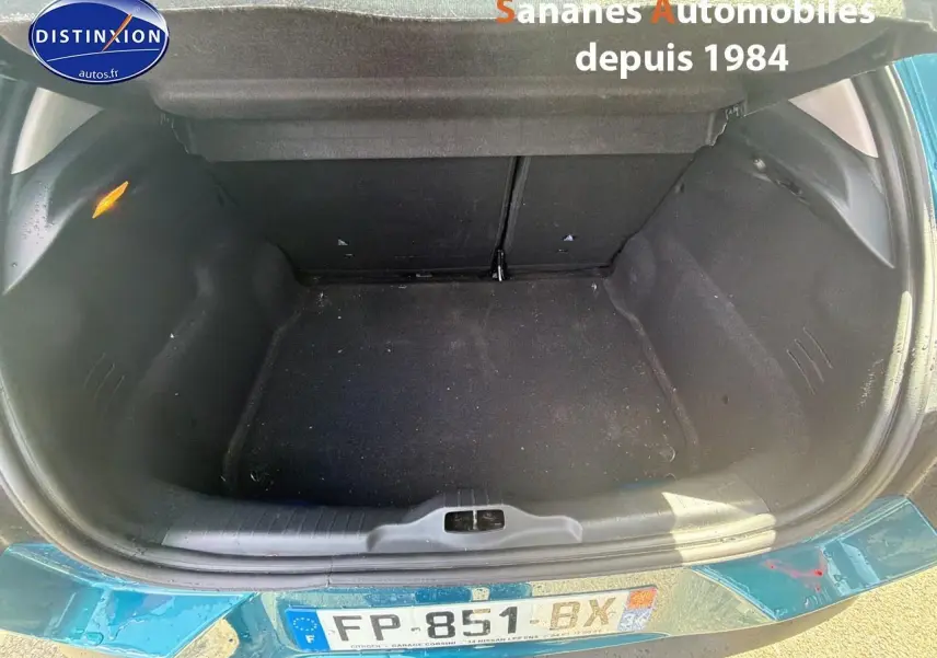 Coffre ouvert vu de dessus d’une Citroën C4 Cactus bleu métal, montrant un espace de rangement vide et propre.