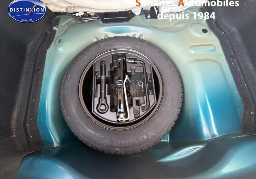 Vue rapprochée de la roue de secours acier 15 pouces dans le coffre bleu métal d'une Citroën C4 Cactus 2020.