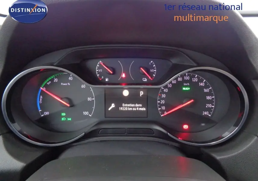 Vue intérieure côté conducteur de l'Opel Grandland X blanc nacré, sièges tissu et cuir noir avec console centrale visible.