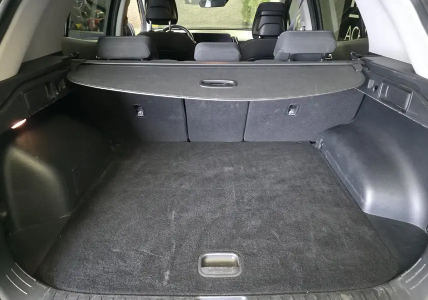 Coffre noir spacieux du Kia Sportage 2022 1.6 T-GDi MHEV avec cache-bagages et sièges arrière rabattables.