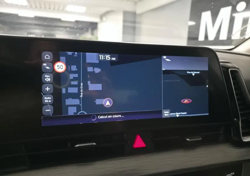 Écran tactile 12,3 pouces du tableau de bord du Kia Sportage 2022 affichant la navigation en cours.