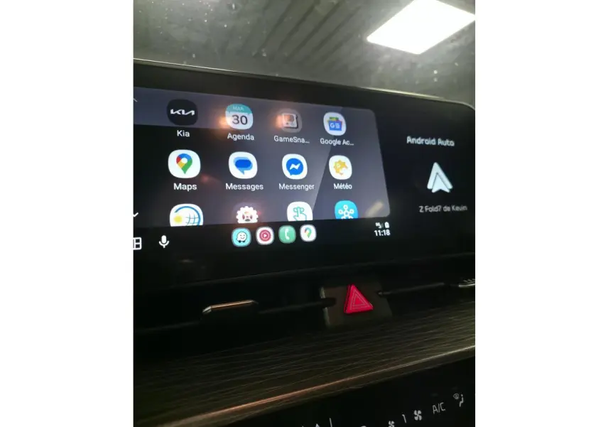 Écran tactile central du Kia Sportage 2022 affichant Android Auto avec commandes de climatisation en dessous.