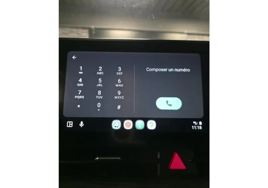 Écran tactile central du Kia Sportage 2022 affichant le clavier pour composer un numéro, avec bouton d'appel vert.