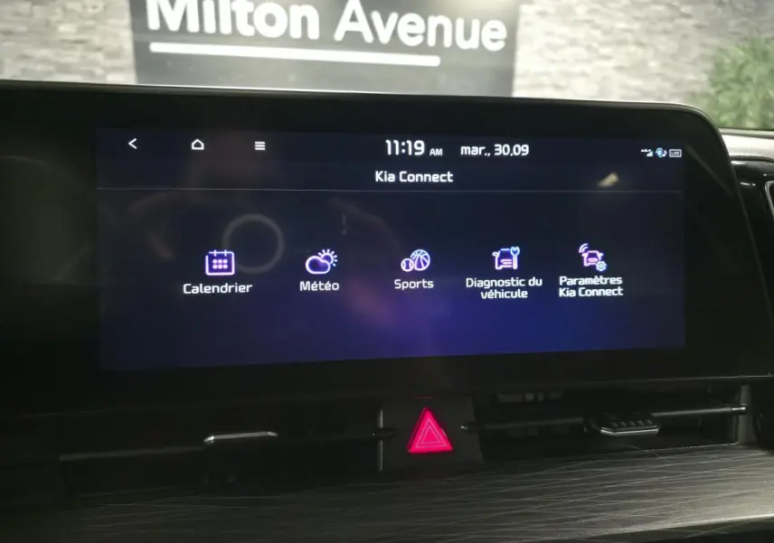 Écran tactile 12,3 pouces du Kia Sportage 2022 affichant les options Kia Connect dans un intérieur moderne.