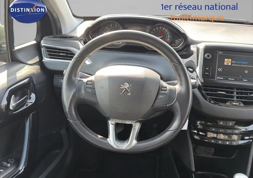 Vue centrée sur le volant et le tableau de bord du Peugeot 2008 gris platinium, avec écran tactile et commandes intégrées.