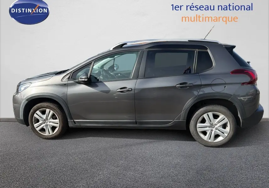 Profil côté gauche d'un Peugeot 2008 gris platinium de 2019, version 1.2 PureTech 130 Signature essence avec jantes alliage.