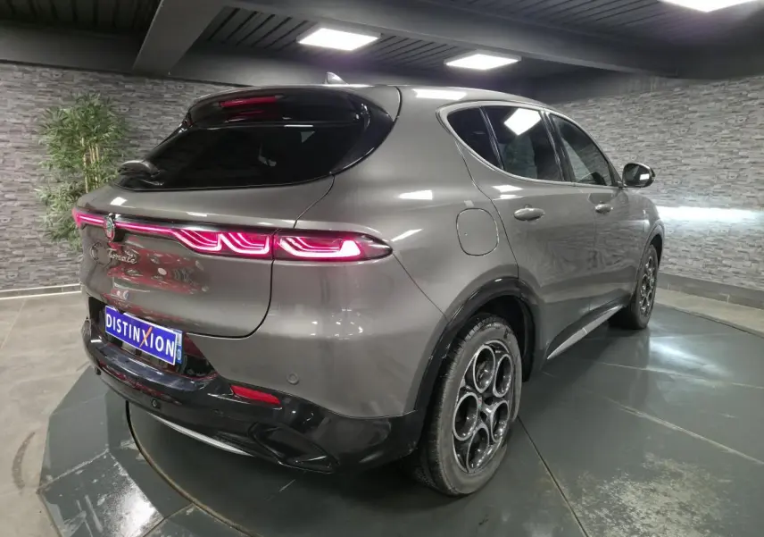 Vue 3/4 arrière droite de l'Alfa Romeo Tonale gris métallisé avec feux arrière LED et jantes alliage 18 pouces.