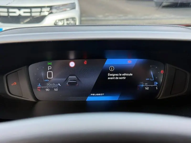 Tableau de bord numérique de la Peugeot 308 2024, affichage central avec message d'alerte et compteur digital.