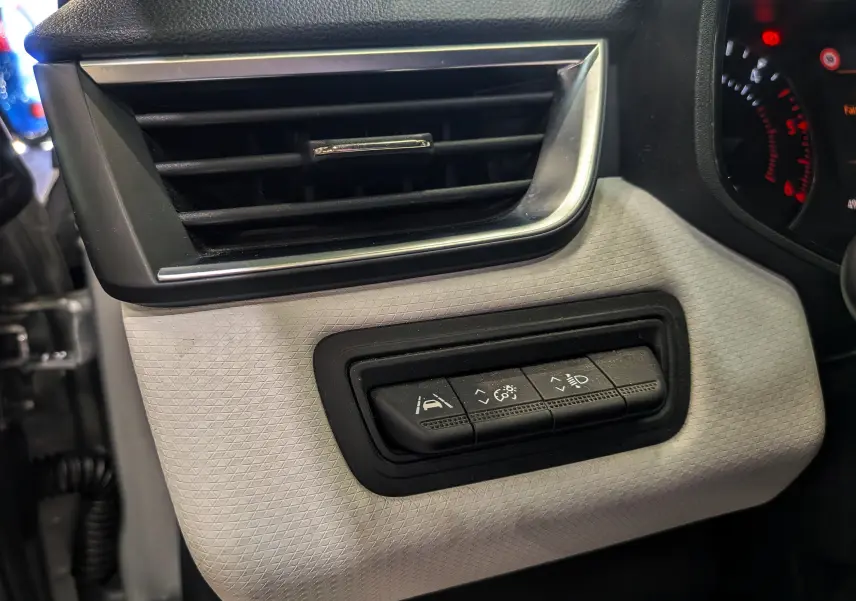Détail intérieur côté gauche du tableau de bord gris platine de la Renault Clio V avec commandes d’aides à la conduite.