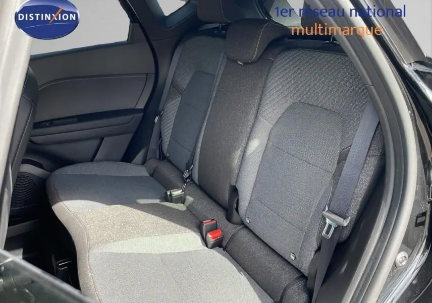 Vue intérieure côté droit des sièges arrière en tissu gris du Renault Captur noir 2025, avec ceinture de sécurité visible.