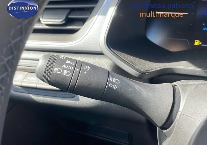 Gros plan sur la commande des feux et clignotants du Renault Captur noir 2025, intérieur moderne et fonctionnel.