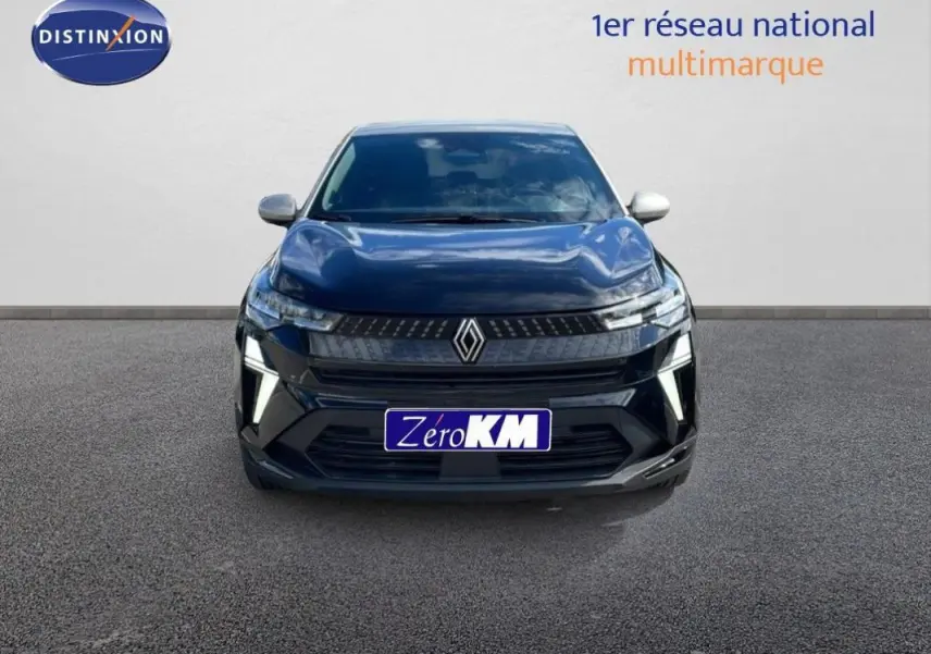 Vue avant d'un Renault Captur noir 2025 avec calandre moderne et feux LED allumés sur fond neutre.