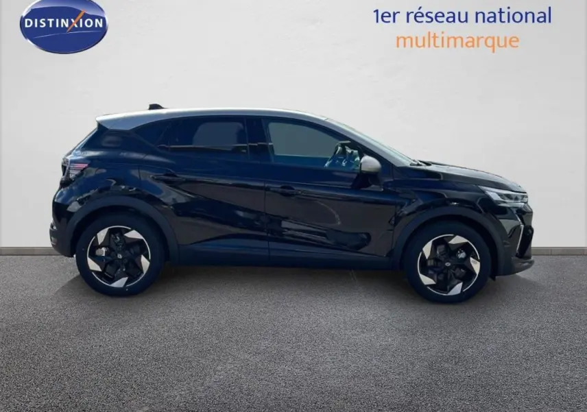 Profil gauche du Renault Captur noir 2025 avec jantes aluminium et rétroviseurs argentés sur fond clair.
