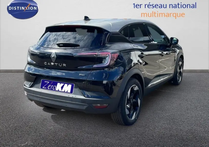 Vue 3/4 arrière droite d'un Renault Captur noir 2025 avec feux LED et jantes aluminium distinctives.