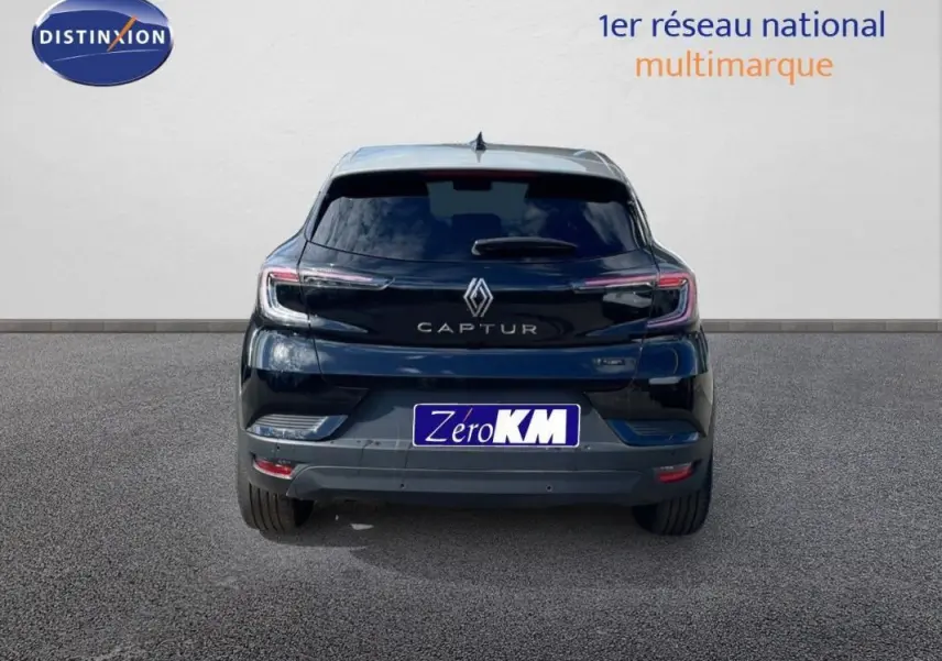Vue arrière d'un Renault Captur noir 2025 avec feux LED et logo distinctif bien visibles.