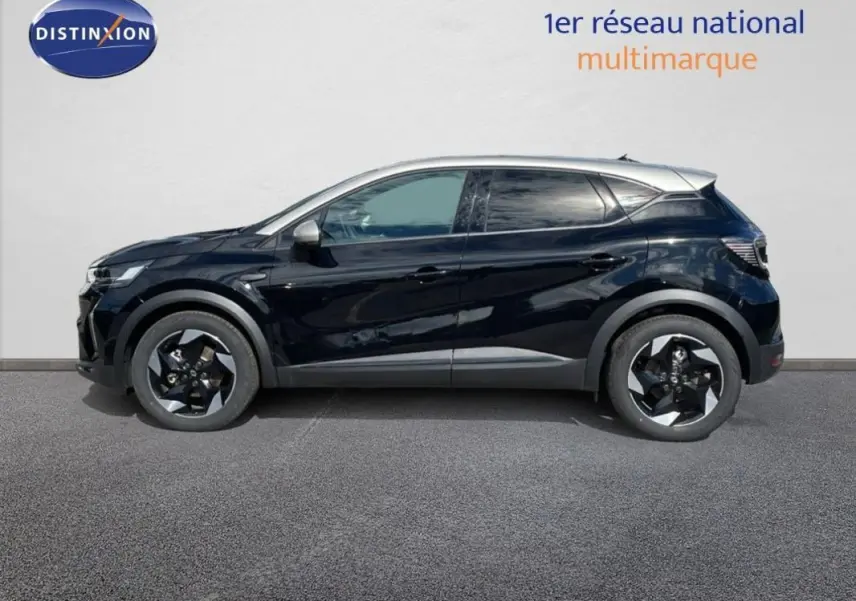 Profil droit d’un Renault Captur noir 2025 avec jantes aluminium et toit clair, sur fond neutre extérieur.