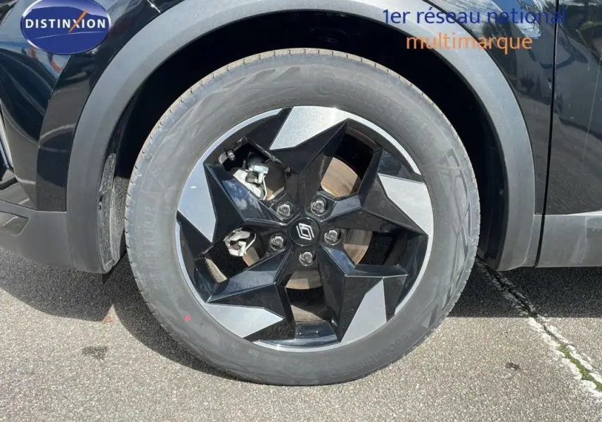 Gros plan sur la roue avant gauche noire du Renault Captur 2025 avec jante aluminium au design géométrique.