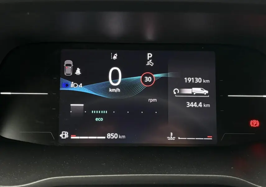 Tableau de bord numérique du Nissan Primastar 2025 affichant vitesse à 0 km/h et autonomie restante.