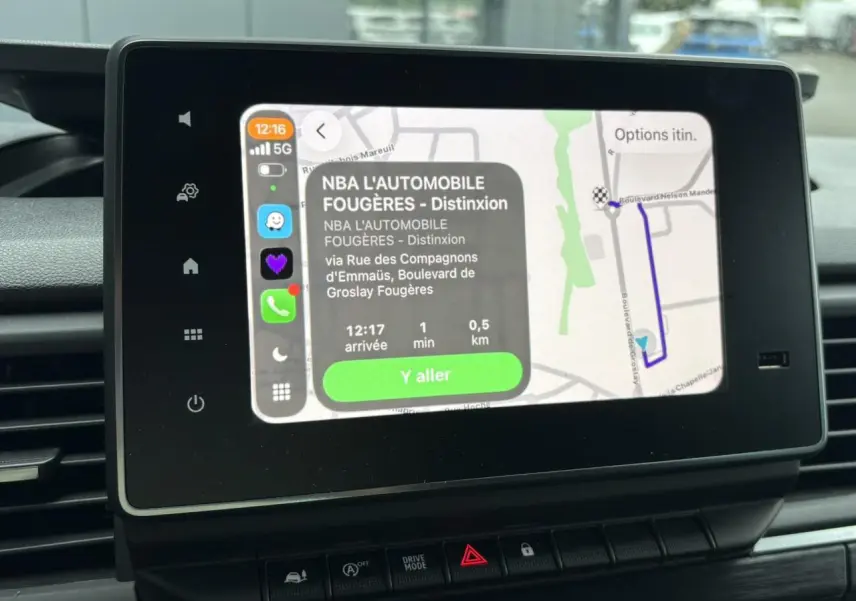 Écran tactile central du Nissan Primastar 2025 affichant la navigation avec itinéraire et options connectées.