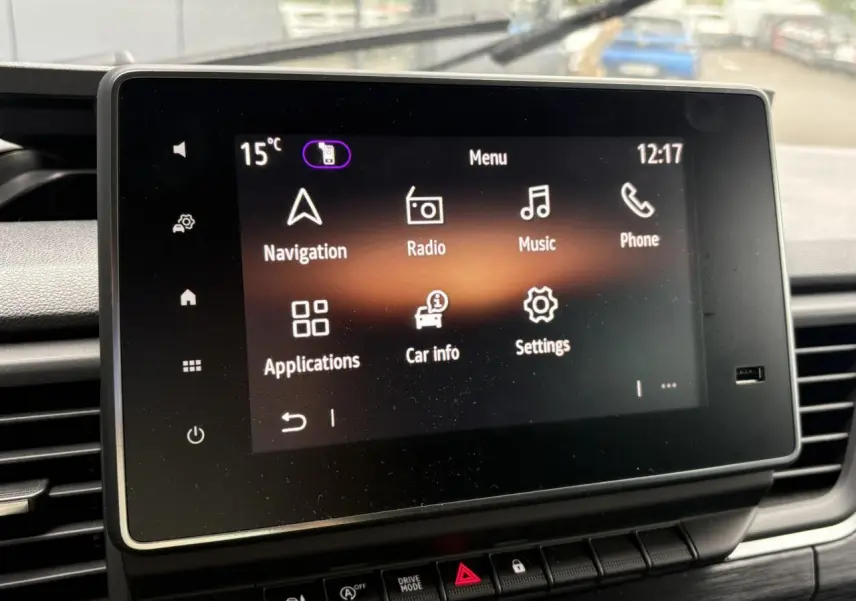 Écran tactile central du Nissan Primastar 2025 affichant le menu principal avec navigation, radio et réglages.