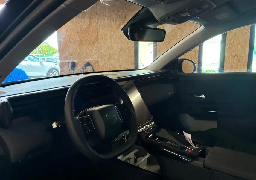 Vue intérieure côté conducteur du Citroën C5 Aircross gris 2026, mettant en valeur le tableau de bord moderne et l'écran tactile vertical.