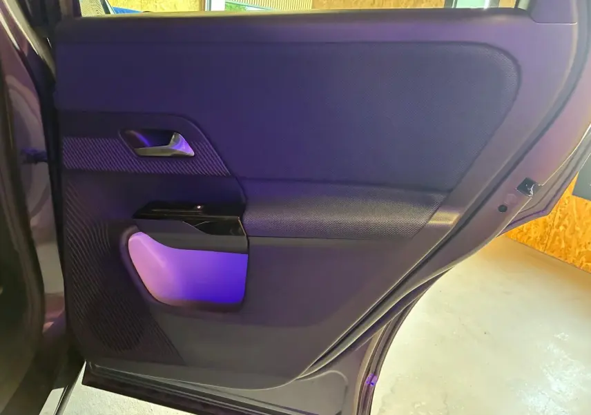 Vue intérieure du panneau de porte arrière gauche du Citroën C5 Aircross gris, avec éclairage violet subtil.