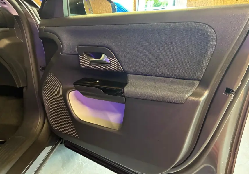 Vue intérieure de la porte arrière droite grise du Citroën C5 Aircross 1.2 Hybride 2026 avec habillage noir et détails texturés.