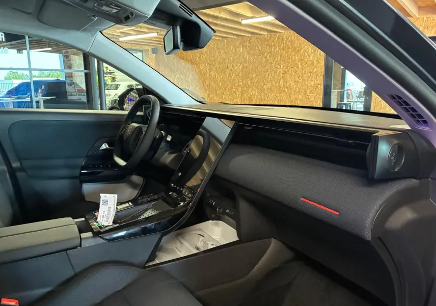 Vue intérieure côté conducteur du Citroën C5 Aircross gris 2026, avec tableau de bord moderne et finition tissu noir.