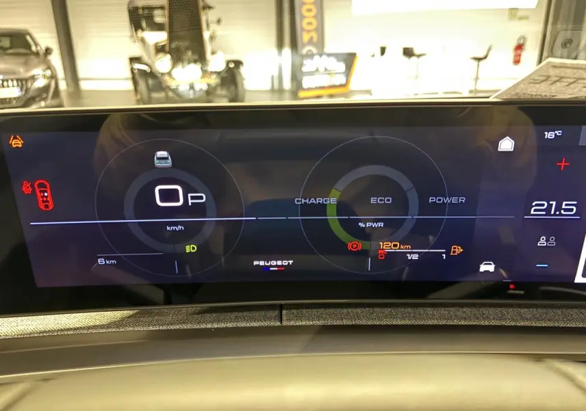 Affichage numérique du tableau de bord du Peugeot 3008 Hybrid, avec indicateurs de charge, vitesse et autonomie.
