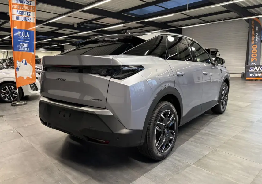 Vue 3/4 arrière droite du Peugeot 3008 Hybrid gris Artense avec feux arrière à griffes LED et jantes alliage 19 pouces.