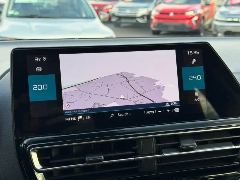 Écran tactile central du tableau de bord du Citroën C5 Aircross gris 2024 affichant la navigation et la climatisation.