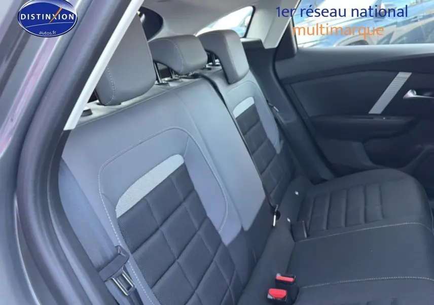 Vue intérieure de la banquette arrière noire du Citroën C4 électrique 2025, côté droit avec détails des appuie-têtes.