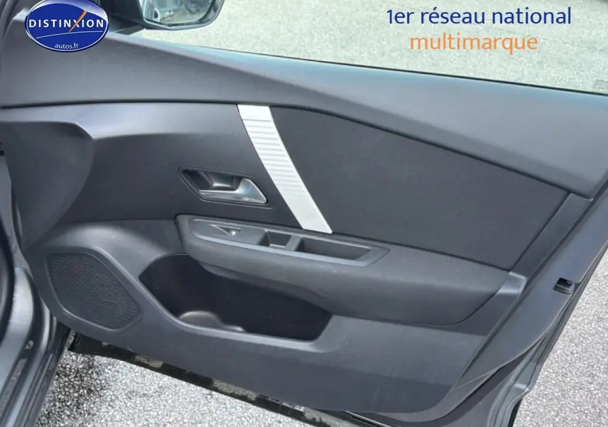 Vue intérieure de la porte avant gauche gris foncé de la Citroën C4 électrique avec haut-parleur intégré et poignée métallique.