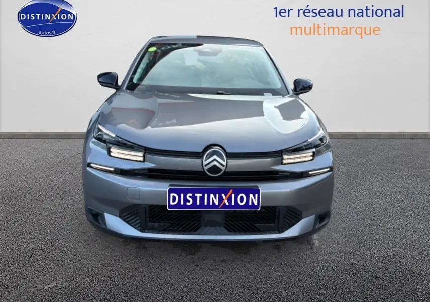 Vue avant d'une Citroën C4 électrique gris foncé, avec phares LED et logo Citroën bien visible.