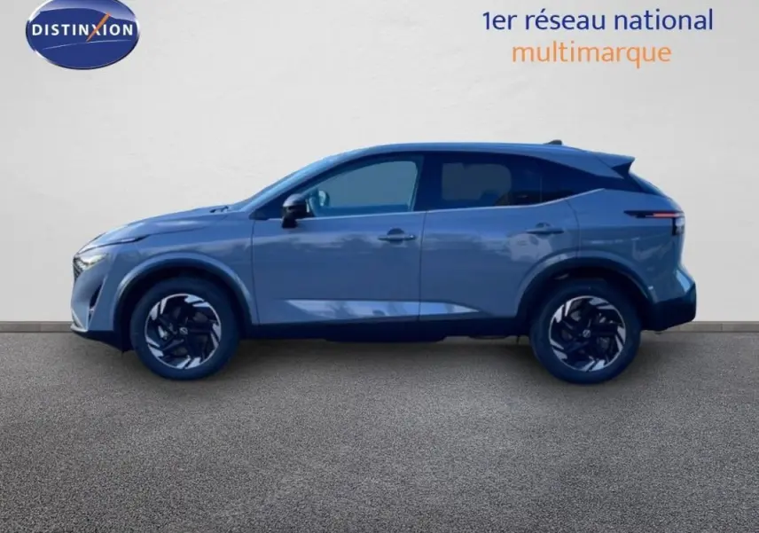 Vue de profil côté gauche du Nissan Qashqai gris 2025 avec jantes aluminium et barres de toit visibles.
