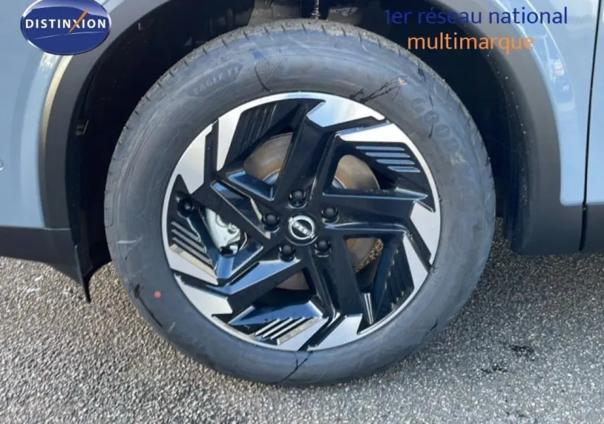 Gros plan sur la roue avant gauche du Nissan Qashqai gris 2025 avec jante aluminium noire et argentée.