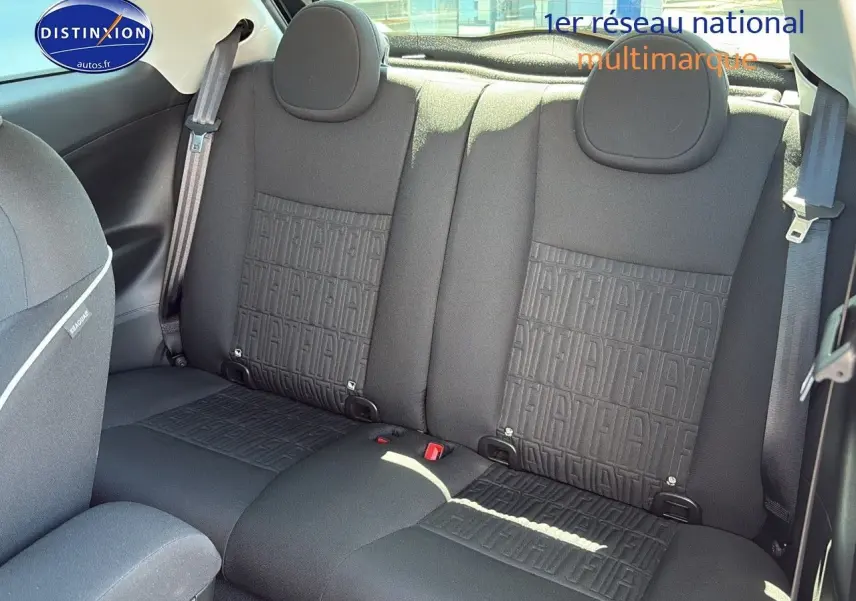 Vue intérieure sur la banquette arrière noire avec motif monogramme Fiat d'une FIAT 500 e 118ch 2024.