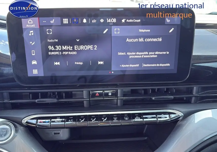 Vue rapprochée de la console centrale de la Fiat 500 électrique blanche 2024, avec écran tactile et commandes climatisation.
