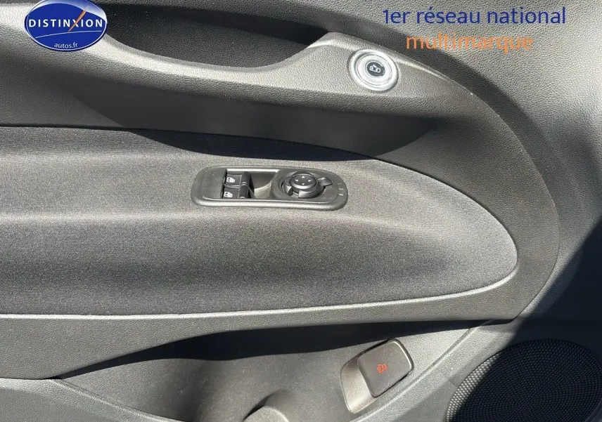 Détail de la porte avant gauche noire de la Fiat 500 électrique blanche 2024 avec commandes de vitres et verrouillage.