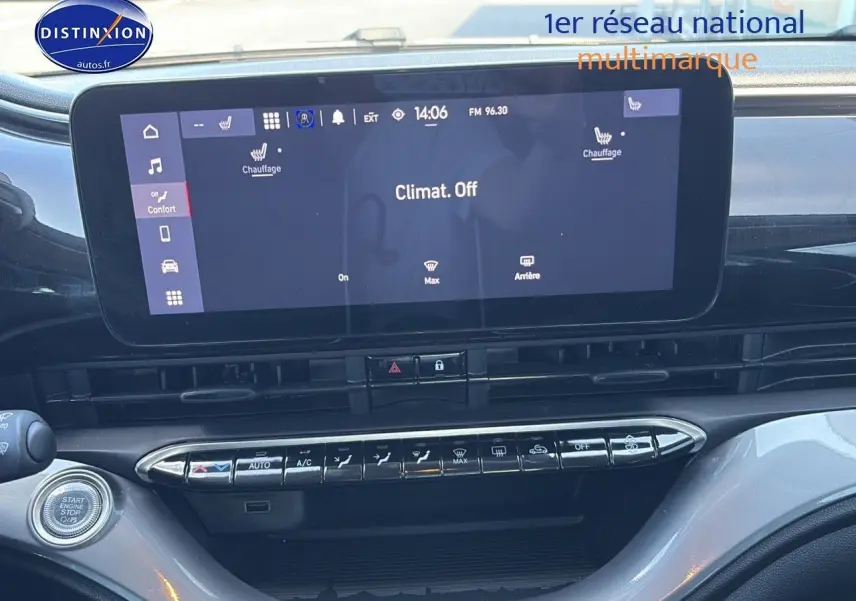 Vue rapprochée du tableau de bord de la Fiat 500 électrique blanche 2024 avec écran tactile et commandes climatisation.