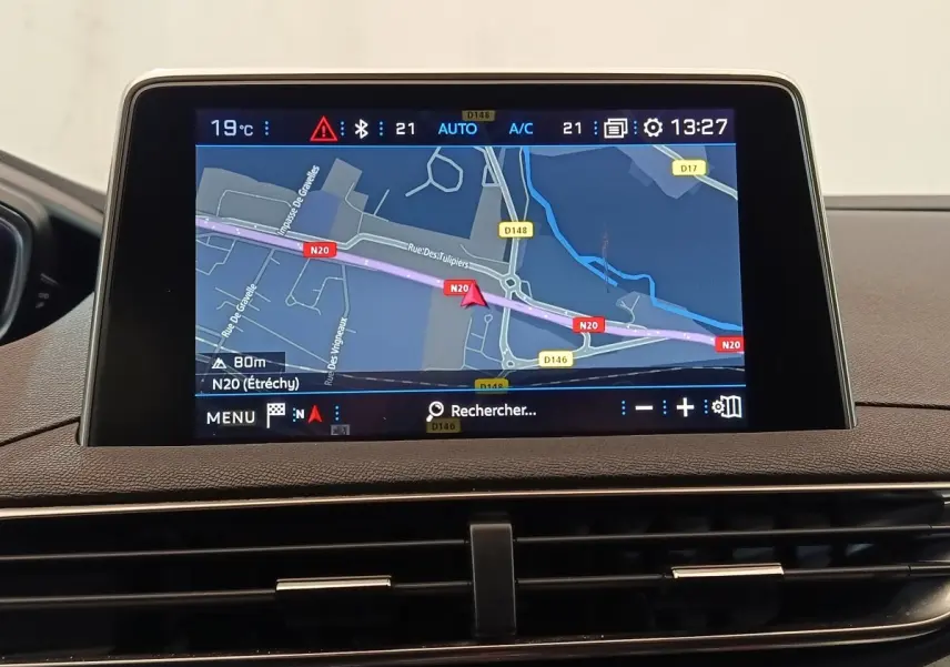 Écran tactile de navigation 8 pouces du Peugeot 5008 gris clair, vue intérieure centrée sur le tableau de bord.